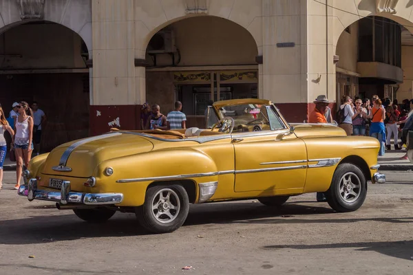 Habana Cuba Febrero 2016 Coloridos Coches Antiguos Esperan Los Turistas —  Fotos de Stock