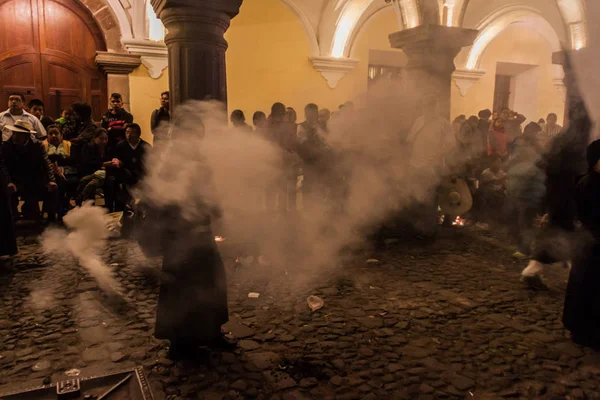 Antigua, Guatemala - 25 Mart 2016: İyi Cuma günü geçit katılımcıların Antigua Guatemala City.
