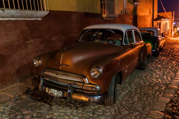 古巴特立尼达和多巴哥 2016年2月9日 古巴千里达中心一条街道上的老式汽车 — 图库照片