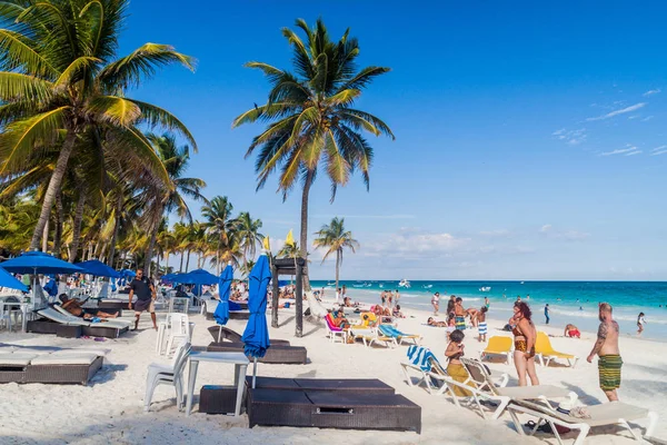 Tulum, Mexio - 29 Şubat 2016: Turist Tulum, Meksika için Karayip kumsalın tadını çıkar