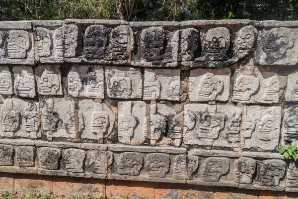 Carveed Skallar Den Plattform Årorna Den Arkeologiska Platsen Chichen Itza — Stockfoto