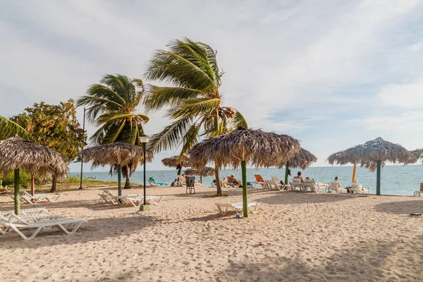 Playa Ancon Cuba Feb 2016 Turistas Tomando Sol Playa Ancón —  Fotos de Stock