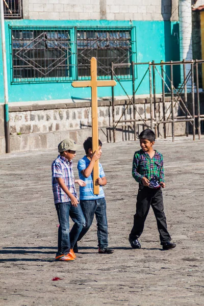 Santiago Atitlan Guatemala März 2016 Kleine Jungen Mit Einem Kreuz — Stockfoto