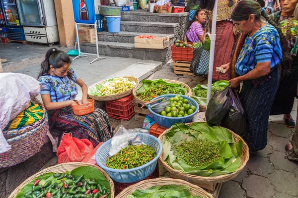 Santiago Atitlan, Guatemala - 24 Mart 2016: Santiago Atitlan Köyü bir pazarda sebze durak görünümünü.