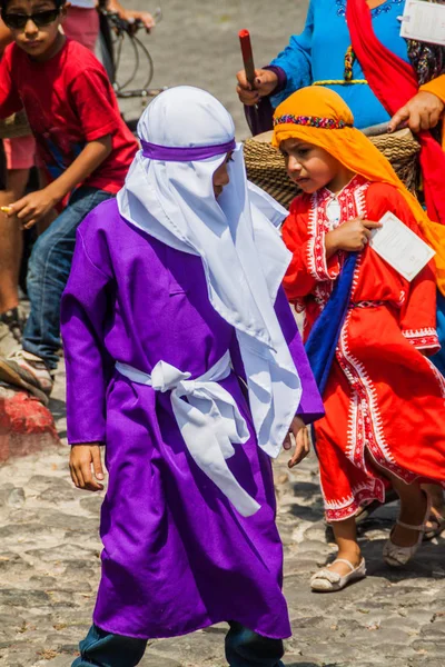 Antigua, Guatemala - 27 Mart 2016: Paskalya Pazar geçit katılımcıların Antigua Guatemala City.