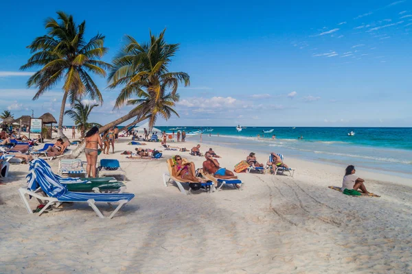 Tulum Mexio Luty 2016 Turyści Cieszyć Się Karaibskiej Plaży Mieście — Zdjęcie stockowe