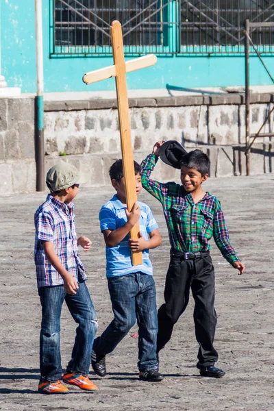 Santiago Atitlan Guatemala März 2016 Kleine Jungen Mit Einem Kreuz — Stockfoto