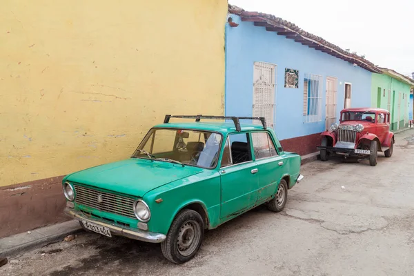 古巴特立尼达和多巴哥 2016年2月8日 古巴特立尼达和多巴哥中心一条街道上的老式汽车 — 图库照片