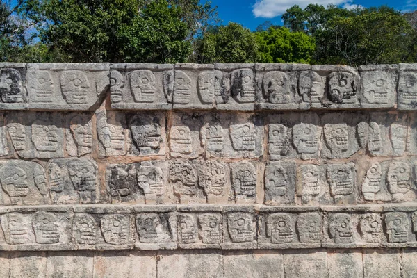 Calaveras Talladas Plataforma Sculls Sitio Arqueológico Chichén Itzá México —  Fotos de Stock