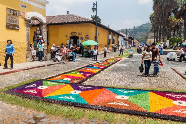 Antigua Guatemala March 2016 People Walk Decorative Easter Carpets Antigua — Stock Photo, Image