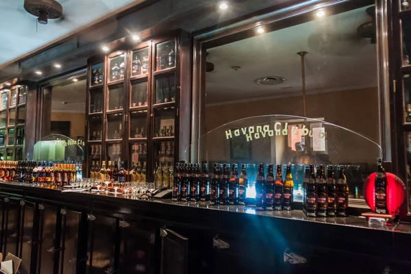 Havana, Küba - 23 Şubat 2016: Havana Club bar Havana'da Museo del Ron (ROM Müzesi).