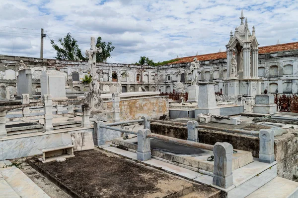 Cienfuegos, Küba'da Cementerio la Reina mezarlığında mezar. Cemtery bir kasırga tarafından zarar görmüş.