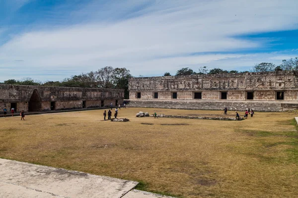 Uxmal, Meksika - 28 Şubat 2016: Rahibenin Quadrangle (Cuadrangulo de las Monjas) bina kompleksinde antik Maya şehir Uxmal, Meksika kalıntıları, Courtyard turist