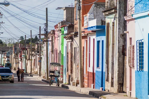 Camagüey, Cuba - 25 Ocak 2016: Camagüey bir sokakta renkli evleri hat.
