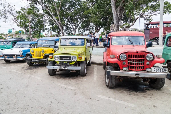 Holguin, Küba - 28 Ocak 2016: paylaşılan taksiler Holguin taşıma terminalinde beklerken hizmet veren eski arabalar.