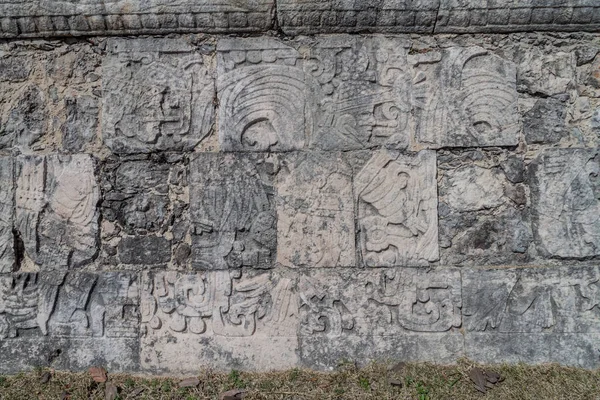 考古学的で偉大なボールのゲーム裁判所では 選手のレリーフ サイト チチェン イツァ メキシコ — ストック写真