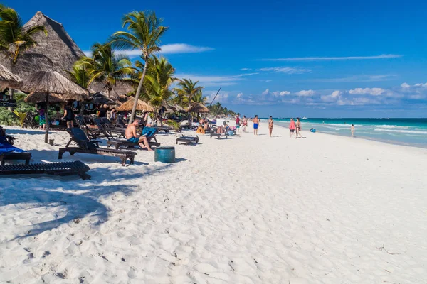 Tulum, Mexio - 29 Şubat 2016: Turist Tulum, Meksika için Karayip kumsalın tadını çıkar