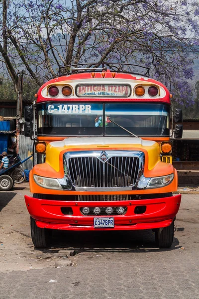 アンティグア グアテマラ 2016 カラフルな鶏のバス 私たちはアンティグア グアテマラ シティの主要なバスターミナルで バスが学校前 — ストック写真