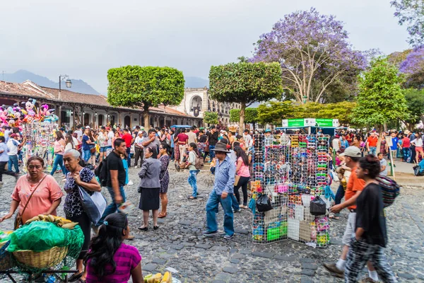 Antigua, Guatemala - 25 Mart 2016: Plaza Mayor Meydanı şehirde Antigua Guatemala, Guatemala nda insanların kalabalıklar.