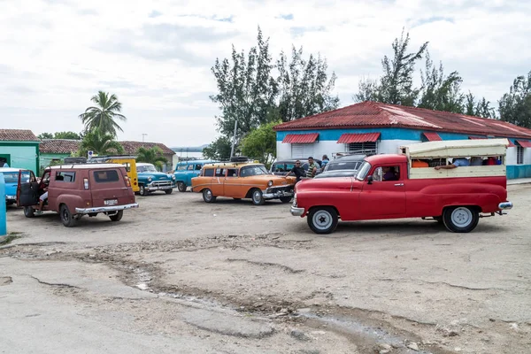 Gibara Cuba Gennaio 2016 Vecchie Auto Che Servono Come Taxi — Foto Stock