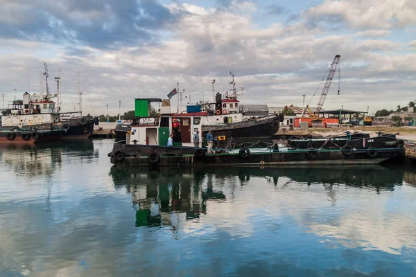 Cienfuegos, Cuba - 12 Şubat 2016: Yük tekneler bir bağlantı noktası Cienfuegos, Cuba.