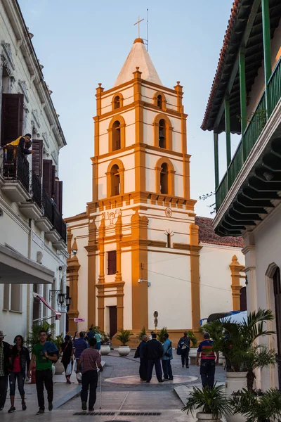 卡马圭 2016年1月25日 人们走在步行街 Maceo 对卡马圭教堂 — 图库照片