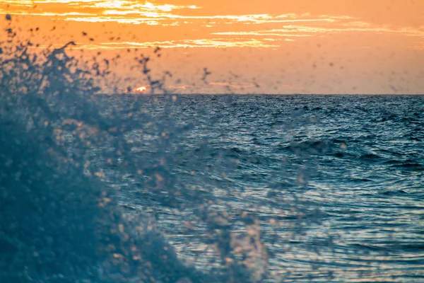 Ηλιοβασίλεμα Στο Μια Φουρτουνιασμένη Θάλασσα Φόντο — Φωτογραφία Αρχείου