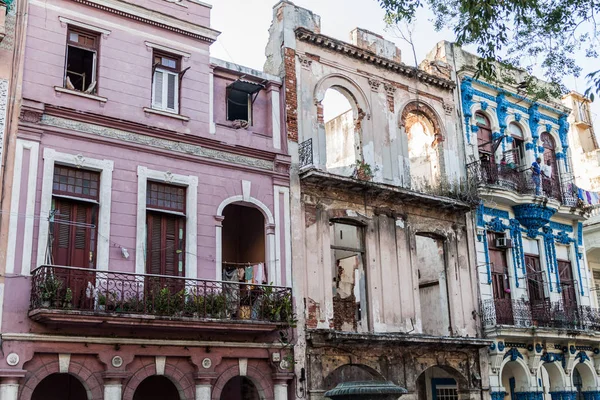 Harap evlerin Paseo de Marti (Prado) avenue Havana'da karşı karşıya