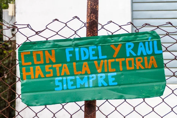 Propaganda El Cobre Köyü, Küba. O says: Fidel ile ve Raul zafere, her zaman.