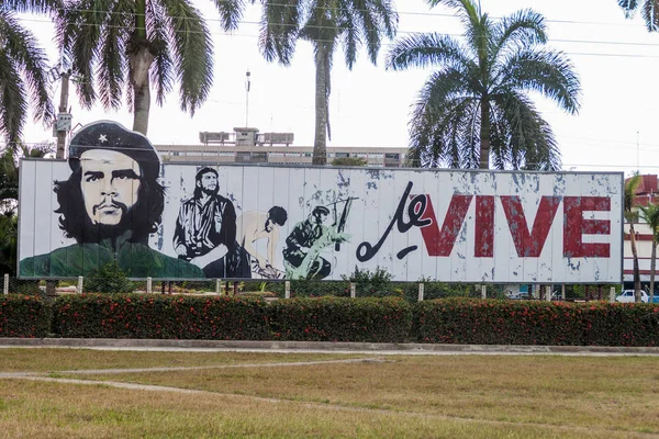 Las Tunas, Cuba - 27 Ocak 2016: Propaganda billboard, Plaza de la Revoluciön (kare devrim) Las Tunas. O says: Che yaşıyor.