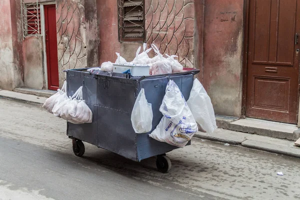 Havana, Küba - 23 Şubat 2016: Havana'da bir sokakta, bir ekmek satıcının arabası