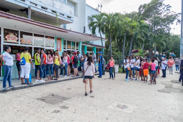 Havana Cuba Feb 2016 Long Queue People Waiting Hot Dog — Stock Photo, Image