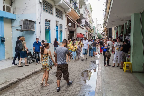 Havana, Küba - 23 Şubat 2016: İnsanlar eski Havana'da sokakta yürümek.