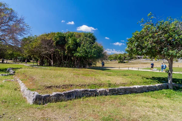 Tulum, Mexio - 29 Şubat 2016: Tulum, Meksika antik Maya şehir kalıntıları turist ziyaret