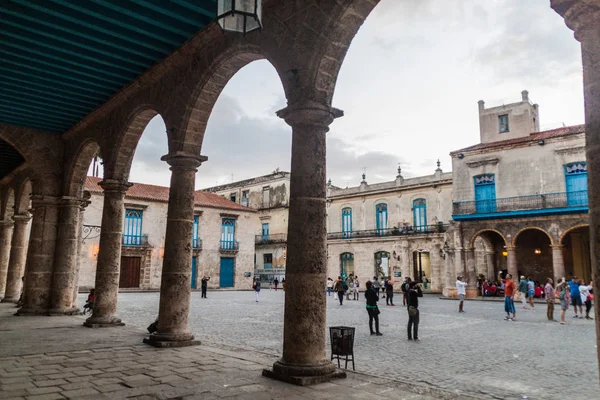 Havana, Küba - 20 Şubat 2016: Eski sömürge binaları Plaza de la Catedral Meydanı Habana Vieja '.
