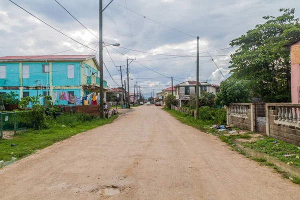 Asfaltsız sokak Dangriga Town, Belize