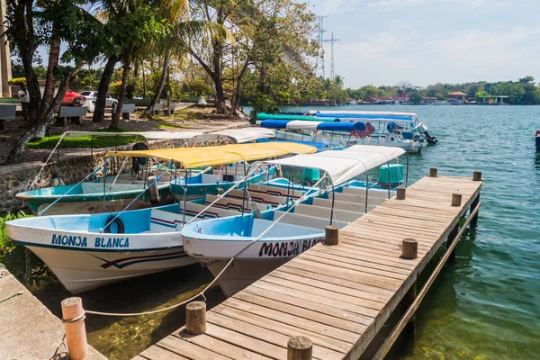 Fronteras, Guatemala - 10 Mart 2016: Rio Dulce River Fronteras Town, Guatemala iskelede tekneler