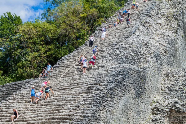 Coba Mexico March 2016 Tourist Climb Pyramid Nohoch Mul Ruins — Stock Photo, Image