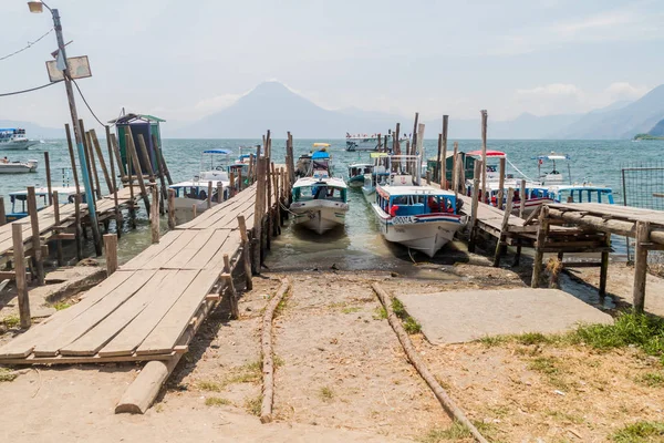 Panajachel, Guatemala - 25 Mart 2016: Panajachel Köyü, Guatemala ahşap iskeleler. San Pedro volkan görünür.