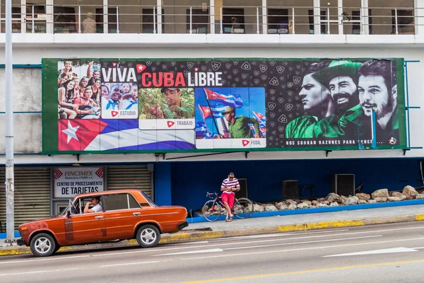 Havana, Küba - 21 Şubat 2016: Sovyet Lada araba ve Vedado mahalle Havana'nın propaganda poster.