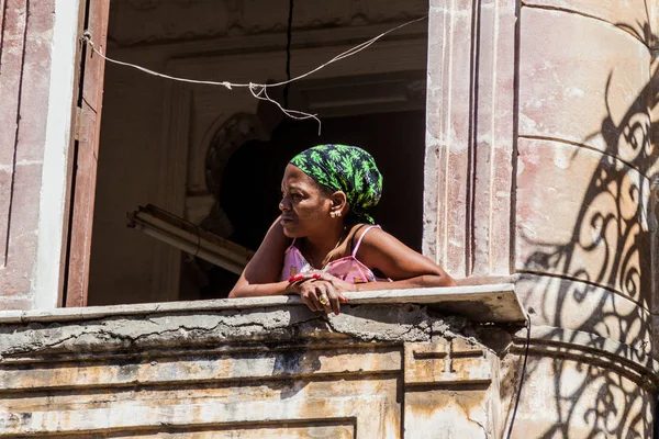 Hawana Kuba Luty 2016 Zegarki Miejscową Kobietę Okna Zniszczonym Domu — Zdjęcie stockowe