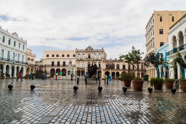 Havana, Küba - 23 Şubat 2016: Eski sömürge binaları Plaza Vieja Meydanı Habana Vieja '