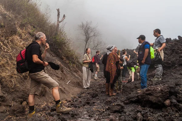 Pacaya Guatemala Mar 2016 Turistas Campo Lava Vulcão Pacaya Guatemala — Fotografia de Stock
