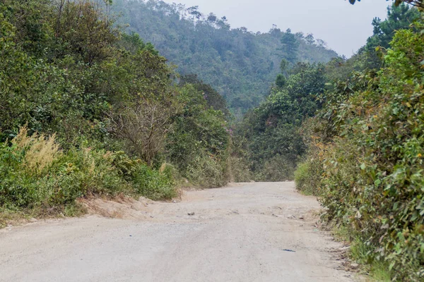 Yalambojoch ve Gracias a Dios, Guatemala arasındaki tozlu kırsal yol