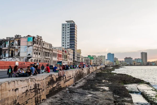 Havana, Küba - 21 Şubat 2016: İnsanlar deniz sürücü Malecón Havana'da gece akşam tadını çıkarın