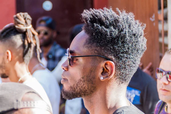 Havana, Küba - 21 Şubat 2016: Yerel adam partiye Havana Centro mahalle sanatsal Callejon de Hamel sokakta.