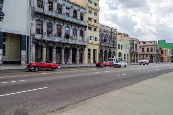Havana, Küba - 22 Şubat 2016: Ünlü sahil sürücü Havana'da Malecón