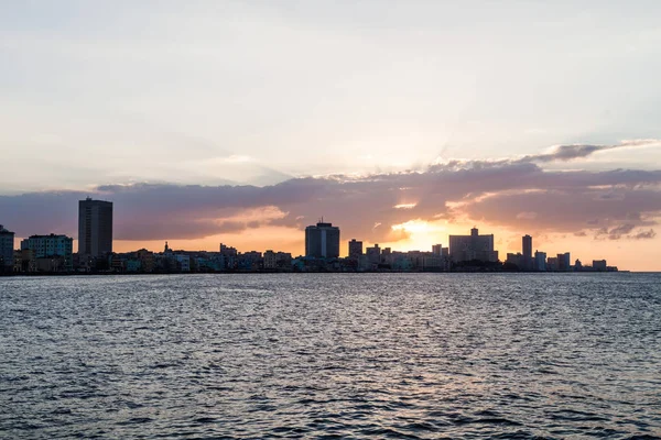 Günbatımı manzarası Havana, Küba'nın arkasında