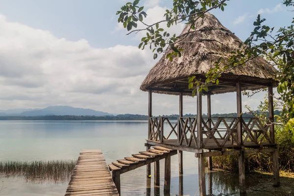Liten Hydda Laguna Lachua Lake Guatemala — Stockfoto