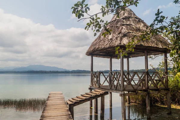 Küçük kulübe Laguna Lachua Gölü, Guatemala